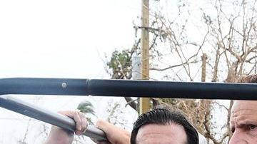 El gobernador de Nueva York, Andrew Cuomo, en puerto rico el 22 de septiembre de 2017.