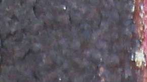 Una madre abraza a su hija en la frontera entre México y EEUU.