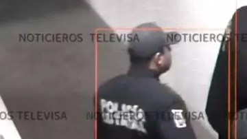 Una de las puertas de seguridad requiere huella dactilar.