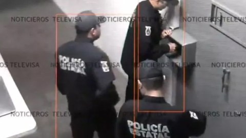 Una de las puertas de seguridad requiere huella dactilar.