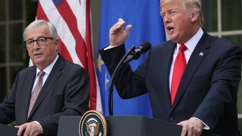 El líder de la Comisión Europea, Jean-Claude Juncker, y el presidente Donald Trump.