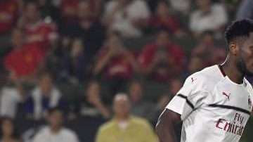 El jugador del Milán  Franck Kessie tiró un penalti para la historia ante el Manchester United en Carson. (Foto: John McCoy/Getty Images)