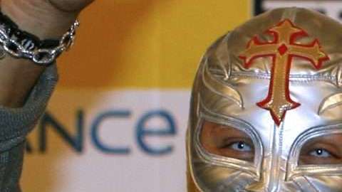 El luchador Rey Mysterio se puso a tono con los Red Devils. (Foto: SAJJAD HUSSAIN/AFP/Getty Images)