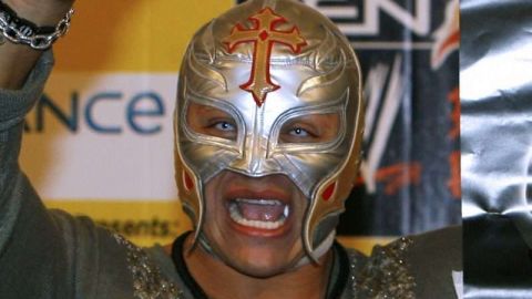 El luchador Rey Mysterio se puso a tono con los Red Devils. (Foto: SAJJAD HUSSAIN/AFP/Getty Images)