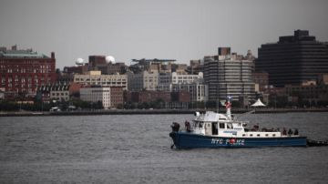 La unidad de operaciones en la Bahía del NYPD rescató a tripulantes.  Mario Tama/Getty Images