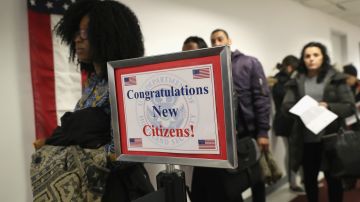 Expertos sugieren a inmigrantes aplicar por la ciudadanía.