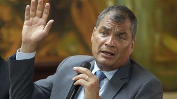 Rafael Correa afirma que es  el sujeto de una persecución.