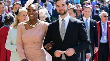 Serena Williams junto a su esposo Alexis Ohanian  durante la boda de la ahora duquesa de Sussex.