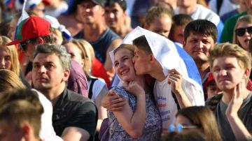 Rusos se besan con la clasificación de su selección.  JOHANNES EISELE/AFP/Getty Images