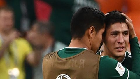 Edson Álvarez después del autogol. ANNE-CHRISTINE POUJOULAT/AFP/Getty Images