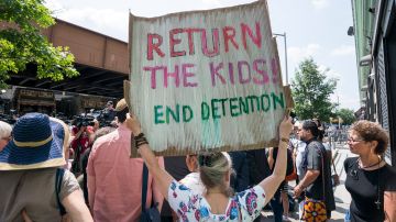 Manifestantes exigen la reunificación de las familias, este miércoles 11 de julio, en Nueva York.
