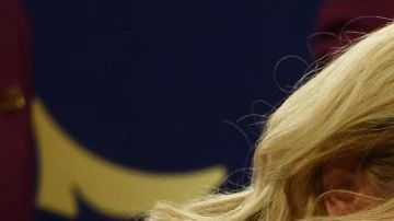 Kolinda Grabar-Kitarovic abraza a Luka Modric.  JEWEL SAMAD/AFP/Getty Images