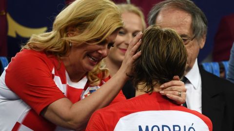 Kolinda Grabar-Kitarovic abraza a Luka Modric.  JEWEL SAMAD/AFP/Getty Images