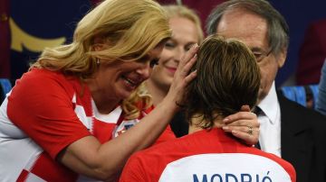 Kolinda Grabar-Kitarovic abraza a Luka Modric.  JEWEL SAMAD/AFP/Getty Images