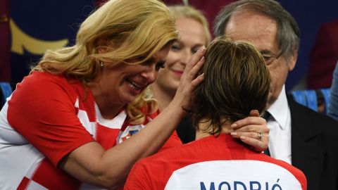 Kolinda Grabar-Kitarovic abraza a Luka Modric. JEWEL SAMAD/AFP/Getty Images