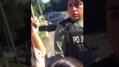 La esposa del detenido denunció que fue agredida por una agente de ICE.