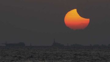 El eclipse lunar,  conocido como 'el anillo de fuego', visto desde Xiamen, en la provincia Fujian, en el sureste de  China.