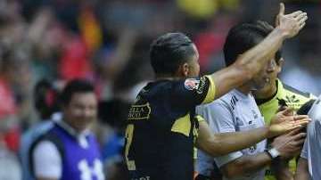 Jugadores del Morelia reclaman una jugada al cuerpo arbitral en el partido ante Toluca. (Foto: Imago7/Agustin Cuevas)