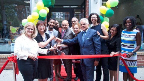 Desde la izq., la doctora Maria Cellario, Julia Tsien y el concejal Antonio Reynoso, junto a otros ejecutivos y empleados al inaugurar el nuevo Betances Health Center en Bushwick.