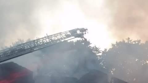 El incendio arrasó dos edificios