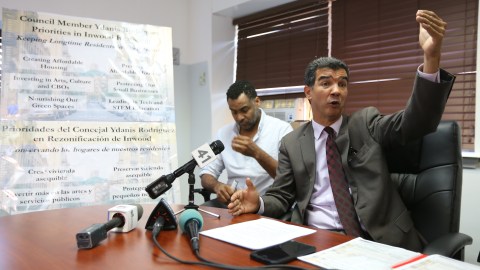 Reunión previa a la rezonificación de Inwood, donde Concejal Rodríguez explica los cambios que piensa serían buenos para la comunidad.