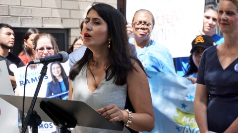 Jessica Ramos defendió la educación pública en escuelas de Queens.