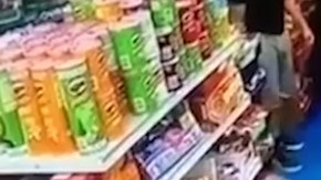 Guzmán-Feliz arrastrado antes de ser apuñalado.