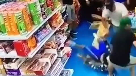 Guzmán-Feliz arrastrado antes de ser apuñalado.