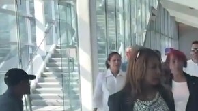 Leandra Feliz cuando ingresaba a la audiencia en la que vería de cerca a los acusados por la muerte de su hijo “Junior”.