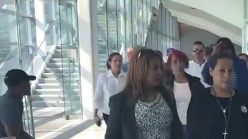 Leandra Feliz cuando ingresaba a la audiencia en la que vería de cerca a los acusados por la muerte de su hijo “Junior”.