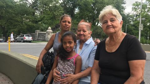 La dominicana Norma Quesada (Izq.) y las puertorriqueñas Paulina Badillo e Hilda Rivera son vecinas en Washington Heights donde se registró un brote de la enfermedad del Legionario recientemente.