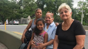 La dominicana Norma Quesada (Izq.) y las puertorriqueñas Paulina Badillo e Hilda Rivera son vecinas en Washington Heights donde se registró un brote de la enfermedad del Legionario recientemente.