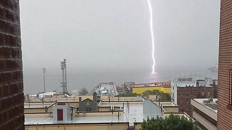 Un relámpago captado sobre la ciudad