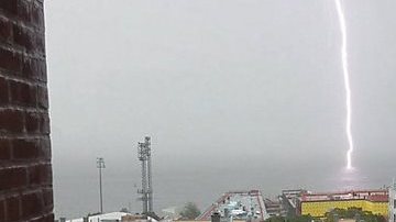 Un relámpago captado sobre la ciudad