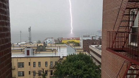 Un relámpago captado sobre la ciudad