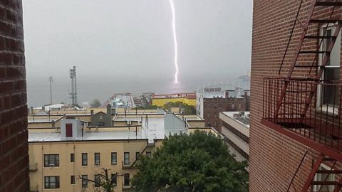 Un relámpago captado sobre la ciudad