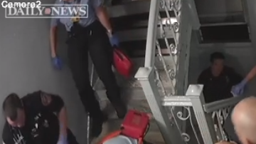 Los servicios de emergencia intentan reanimar a Edwin García en su apartamento de East Harlem.