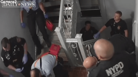 Los servicios de emergencia intentan reanimar a Edwin García en su apartamento de East Harlem.