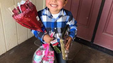 Las flores y la mejor de las sonrisas es lo que le regaló este niño a una niña de su clase.