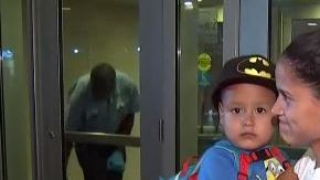 El niño salvadoreño Michael volvió a los brazos de su madre luego de 41 días separados.