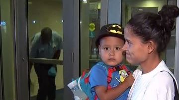 El niño salvadoreño Michael volvió a los brazos de su madre luego de 41 días separados.