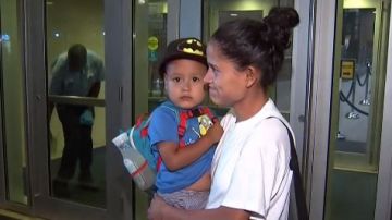 El niño salvadoreño Michael volvió a los brazos de su madre luego de 41 días separados.
