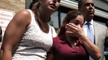 Yeni González llora tras salir del centro Cayuga en East Harlem, donde vio a sus tres hijos.