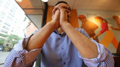 Manuel, empleado de un restaurant en Manhattan denuncia practicas de intimidación de jefes.