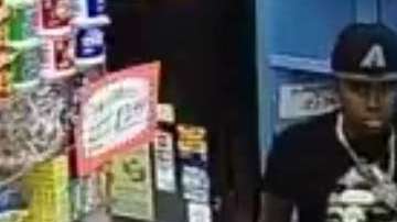 En las imágenes de seguridad de la bodega, “Michael” sería el de camiseta y gorra negra