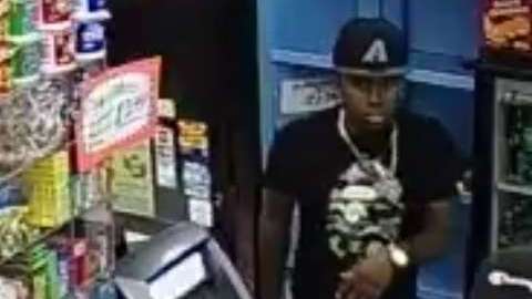 En las imágenes de seguridad de la bodega, “Michael” sería el de camiseta y gorra negra