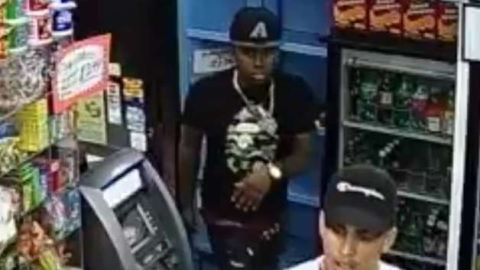 En las imágenes de seguridad de la bodega, “Michael” sería el de camiseta y gorra negra