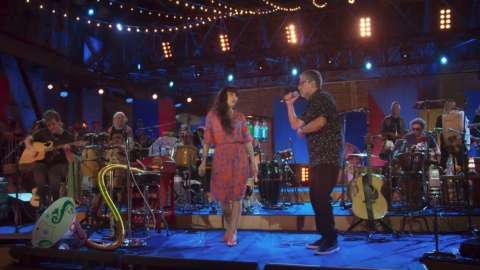 Los Auténticos Decadentes junto a Mon Laferte.