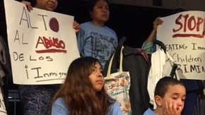 Niños inmigrantes de Harlem solidarizándose con los niños encerrados en Harlem en una protesta el 28 de junio