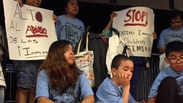 Niños inmigrantes de Harlem solidarizándose con los niños encerrados en Harlem en una protesta el 28 de junio